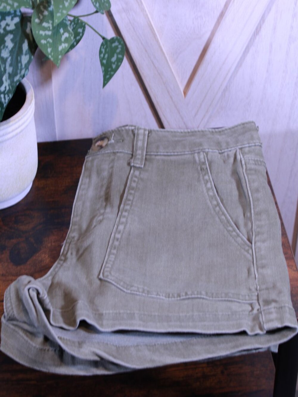 Indigo Rein Juniors Green Patch Pocket Shorts Size 3/25 Casual Summer